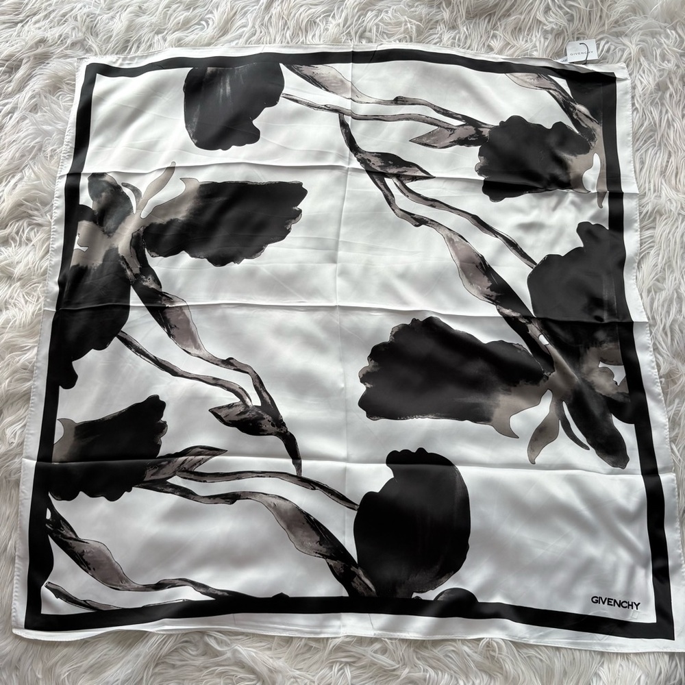 Givenchy black white floral silky scarf size 35x35‼️LAST ONE LEFT